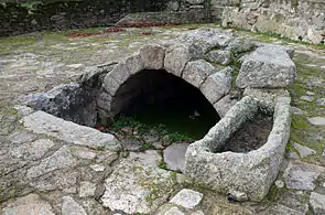 Fuente con sarcófago como abrevadero