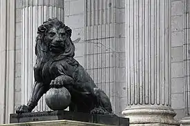 Leones de las Cortes, de Ponciano Ponzano (1851, modelo inicial en yeso pintado y 1865 los actuales en bronce).