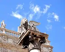 Escultura en la Piazza delle Erbe, Verona (Italia).