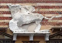 Restos de una escultura conservada en la Piazza dei Signori de Verona.