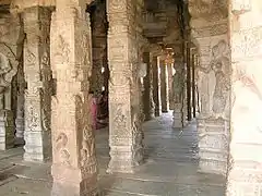 Sala de pilares en el templo de Veera Bhadra, Lepakshi