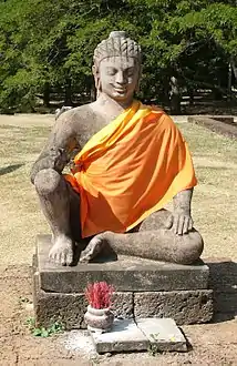 La estatua de la entrada que le dió el nombre y que ha sido reemplazado por una réplica.