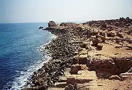 Costa norte de Leptis Magna y ruinas del faro (al fondo)