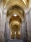 En la catedral de Lérida los arcos inferiores y el ábside son románicos, mientras que las bóvedas son góticas.