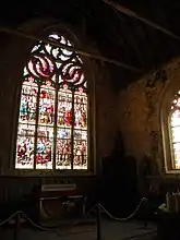 Interior de la capilla y vidrieras con escudos de Francia y de los Montmorency-Laval