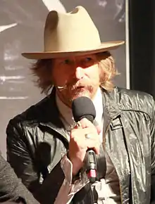 Lew Temple como Terrence "Terry" Vickey