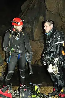 Los espeleobuceadores habitualmente van en par.