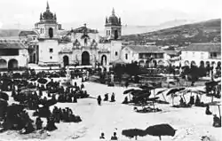 El ángelus en la víspera del Domingo de Pascua en la plaza de Armas en 1900.