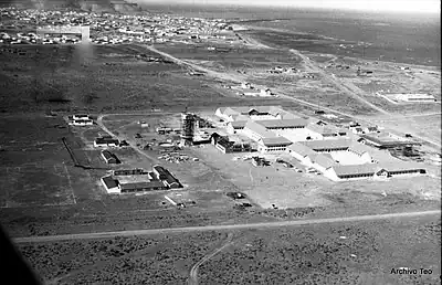 En sus inicios el liceo aun en construcción y sin unirse a la ciudad de Comodoro