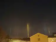 Pilares de luz en una fría noche invernal de enero 2016 en Estocolmo, Suecia.