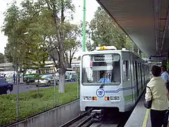 Ciudad de México. Tren ligero en la estación Estadio Azteca..