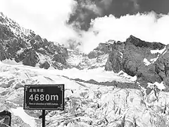 Una vista de aproximadamente 900 m debajo de la cumbre