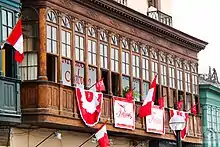 Balcones en la Alameda Chabuca Granda adornados con banderas y escarapelas.