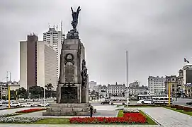 Desde la Plaza Grau. En primer plano, el Monumento a Grau