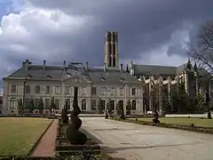 La catedral de San Esteban, el museo episcopal de Limoges y el jardín del obispado.