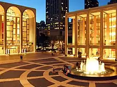 Exterior enfrentado a la plaza y al Metropolitan Opera.