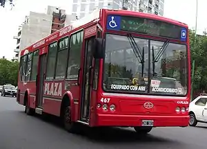 Un colectivo de la línea 140, de la época de Plaza.