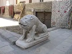 Estatua de un león en el Arq.