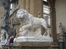 León de la izquierda en la Logia de Lanzi, en Florencia, realizado por Flaminio Vacca