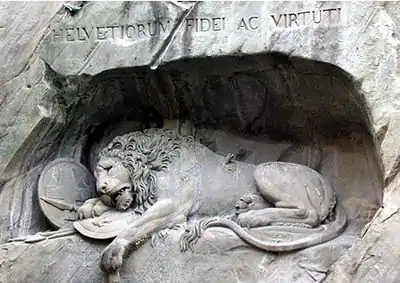 Monumento a los guardias suizos o monumento del león (Löwendenkmal) en Lucerna, de Thorwaldsen (1819).