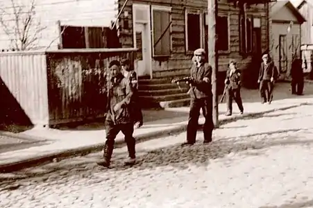 Activistas del LAF acompañando a un comisario del Ejército Rojo arrestado en Kaunas.