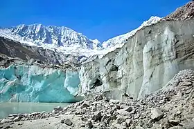 Ocshapalca (a la izquierda) y Ranrapalca (a la derecha), a sus pies el glaciar Llaca y la laguna Llaca