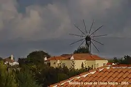 Casas de Llano Negro (Garafía) con su molino al fondo.