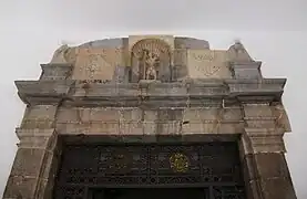 Escudos en el dintel de la puerta principal del Ayuntamiento.