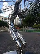 Lo llevo bien, escultura de Julio Nieto (2014) ubicada en la Plaza de España