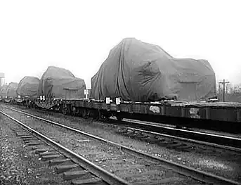 Una hilera de vagones planos transporta tanques (bajo lonas) en abril de 1943