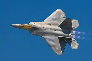 F-22 Raptor caza con un ala de bajo alargamiento