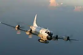 Una aeronave WP-3D Orion de la NOAA en vuelo de reconocimiento meteorológico.