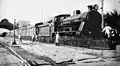 Locomotora a vapor Vulcan Foundry 12E, detenida en la estación (circa 1928). Esta locomotora, numerada 3913, ha sido preservada y se halla expuesta en la actualidad en la plaza central de Ingeniero White.