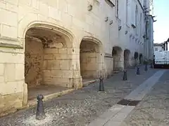 La rue des Fonts y los seis loges situados bajo las capillas norte en el exterior de la basílica.