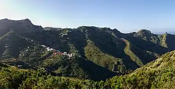 En primer término Lomo de Las Bodegas. A lo lejos La Cumbrilla.