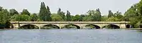 El Serpentine Bridge visto desde Hyde Park