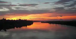 Atardecer sobre el Río Rojo desde el puente