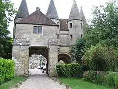 Puerta fortificada de la abadía.