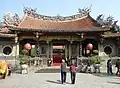 Entrada derecha del Templo Longshan.