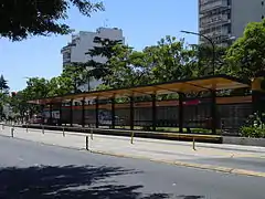 El andén sur de la estación visto desde el noroeste, y detrás las plazoletas "Prof. Ernesto Nelson"