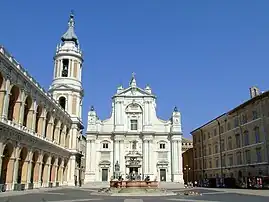 Plaza de la Madonna y fachada de la basílica de la Santa Casa