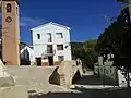 Calle de Los Calpes, con vista parcial de la Iglesia.