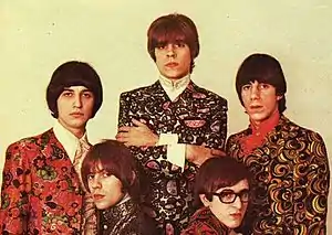 Los Gatos en 1967, con claras influencias de The Beatles, tanto en sus peinados como en sus camisas con estampas de cachemira, popular en la creciente cultura psicodélica.