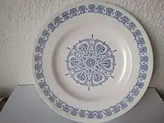 Plato de cerámica blanca con dibujos azules. Fabricado por Los Vargas a mediados del siglo XX.