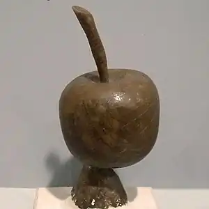 Modelo de una manzana en cera de abeja