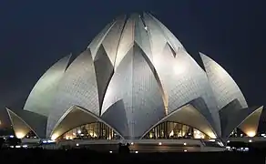 El templo del loto en Delhi, completado en 1986 y una de las casas de adoración bahá'ís más grandes del mundo.