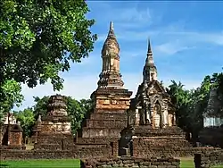 Lotusbud chedis en Wat Chedi Chet Thaeo