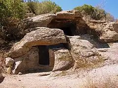 Domus de janas en la necrópolis nurágica.