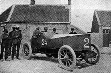 Louis Rigolly al volante del Gobron-Brillié con el que superó las 100 millas por hora en julio de 1904