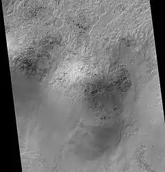 Lowell Brocal de Nordeste del cráter, cuando visto por HiRISE.  Piso de cráter es hacia el fondo de cuadro.